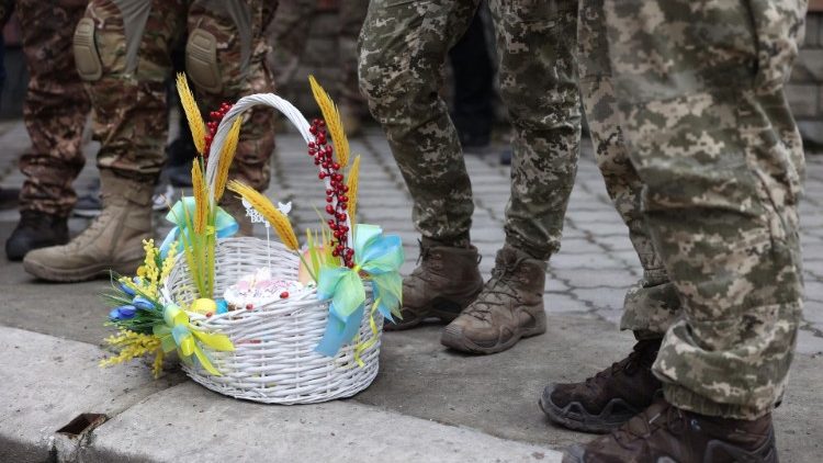 Những người lính Ukraine tham dự một nghi lễ tại nhà thờ vào Đêm Vọng Phục sinh của Chính thống giáo ở thành phố Sloviansk (Ảnh: AFP)