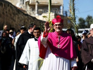Đức Thượng Phụ Latinh tại Giêrusalem Pierbattista Pizzaballa dẫn đầu cuộc rước hôm Chúa nhật Lễ Lá trên Núi Ôliu ở Giêrusalem