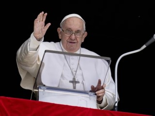 Đức Thánh Cha Phanxicô chia sẻ trong giờ kinh Kinh Lạy Nữ Vương Thiên Đàng hôm Chúa Nhật Lòng Chúa Thương Xót, ngày 16 tháng 4 năm 2023 (Ảnh: Truyền thông Vatican)