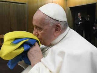 Đức Thánh Cha Phanxicô tham dự buổi chiếu phim tài liệu năm 2022 “Tự do trong khói lửa: Ukraine chiến đấu vì tự do” của Vatican vào ngày 24 tháng 2 năm 2023 (Ảnh: Truyền thông Vatican)