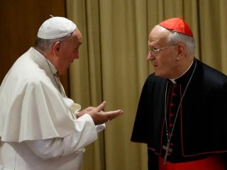 Đức Thánh Cha Phanxicô trò chuyện với Đức Hồng Y Péter Erdö Địa phận Esztergom-Budapest, Tổng Tường trình viên của Thượng Hội đồng Giám mục ngoại thường về Gia đình, trước khi bắt đầu phiên họp buổi chiều trong ngày làm việc đầu tiên của Thượng Hội đồng tại Vatican vào ngày 6 tháng 10 năm 2014 (Ảnh: Paul Haring/CNS)
