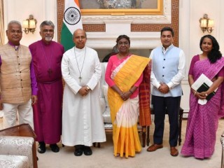 Phái đoàn Kitô giáo gặp gỡ Tổng thống Ấn Độ Droupadi Murmu. (Từ trái sang) Đức Giám mục Giáo hội Giám lý Subodh Mondal, Đức Giám mục Giáo hộiBắc Ấn  Paul Swarup,  Đức Tổng Giám mục Công giáo Anil JT Couto Địa phận Delhi, Tiến sĩ Michael Williams và Bà Tehmina Arora ở New Delhi, vào ngày 13 tháng 4 năm 2023.