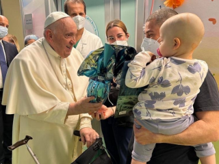 Đức Thánh Cha Phanxicô thăm trẻ em trong khoa ung thư của Bệnh viện Gemelli vào ngày 31 tháng 3 (Ảnh: Truyền thông Vatican)