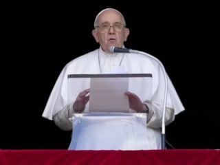 Đức Thánh Cha Phanxicô chia sẻ trong giờ kinh Lạy Nữ Vương Thiên Đàng vào buổi trưa từ cửa sổ nhìn ra Quảng trường Thánh Phêrô, tại Vatican, Chúa Nhật, ngày 16 tháng 4 năm 2023 (Ảnh: AP Photo/Andrew Medichini)