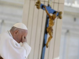 Đức Thánh Cha Phanxicô thinh lặng cầu nguyện trong buổi tiếp kiến chung tại Quảng trường Thánh Phêrô hôm thứ Tư, ngày 26 tháng 4 (Ảnh: Truyền thông Vatican)