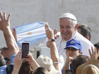 Một người hành hương cầm cờ Argentina khi Đức Thánh Cha Phanxicô chào đám đông trong buổi tiếp kiến chung  tại Quảng trường Thánh Phêrô, Vatican ngày 22 tháng 6 năm 2022 (Ảnh: CNS / Paul Haring)