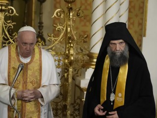 Đức Thánh Cha Phanxicô gặp gỡ cộng đồng Công giáo Hy Lạp tại nhà thờ “Sự Bảo vệ của Mẹ Thiên Chúa”, ở Budapest, Hungary, Thứ Bảy, ngày 29 tháng 4 năm 2023, trong chuyến viếng thăm mục vụ kéo dài 3 ngày (Ảnh: Andrew Medichini/AP)