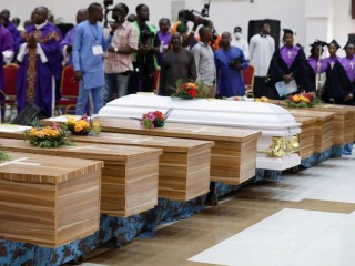 Hoa đặt trên quan tài trong Thánh lễ an táng tại hội trường Giáo xứ của Nhà thờ Thánh Phanxicô Xaviê ở Owo, Nigeria, ngày 17 tháng 6 năm 2022. Thánh lễ cầu nguyện cho ít nhất 50 nạn nhân thiệt mạng trong vụ tấn công vào ngày 5 tháng 6 bởi các tay súng trong Thánh lễ tại nhà thờ (Ảnh: Temilade Adelaja/Reuters qua CNS)