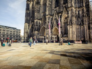 Mọi người đi bộ bên ngoài Nhà thờ Chính Tòa ở Cologne, Đức, ngày 16 tháng 3 năm 2020. Giáo hội Công giáo tại Đức sẽ buộc phải từ bỏ một phần ba tài sản của mình do số lượng thành viên và doanh thu ngày càng giảm, theo một báo cáo mới, với nhiều nhà thờ phải đối mặt với việc bị phá hủy trừ khi được chuyển đổi sang mục đích sử dụng khác (Ảnh: OSV News/Theodor Barth, KNA)