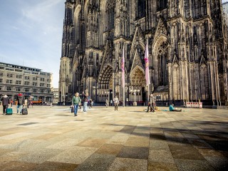 Mọi người đi bộ bên ngoài nhà thờ lớn ở Cologne, Đức, ngày 16 tháng 3 năm 2020. Giáo hội Công giáo Đức sẽ buộc phải từ bỏ một phần ba tài sản của mình do số lượng thành viên và doanh thu ngày càng giảm, theo một báo cáo mới, với nhiều nhà thờ phải đối mặt với việc phá hủy trừ khi được chuyển đổi sang mục đích sử dụng khác. (Ảnh OSV News)