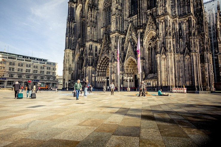Mọi người đi bộ bên ngoài nhà thờ lớn ở Cologne, Đức, ngày 16 tháng 3 năm 2020. Giáo hội Công giáo Đức sẽ buộc phải từ bỏ một phần ba tài sản của mình do số lượng thành viên và doanh thu ngày càng giảm, theo một báo cáo mới, với nhiều nhà thờ phải đối mặt với việc phá hủy trừ khi được chuyển đổi sang mục đích sử dụng khác. (Ảnh OSV News)