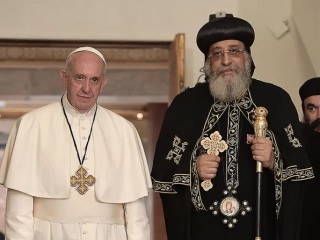 Đức Thánh Cha Phanxicô với  Đức Tawadros II, Thượng phụ Chính thống giáo Coptic của Alexandria, tại Cairo, Ai Cập, ngày 28 tháng 4 năm 2017 (Ảnh: L'Osservatore Romano)