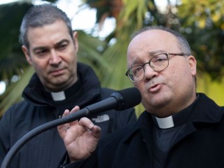 Điều tra viên hàng đầu về vấn nạn lạm dụng của Vatican, Đức Tổng Giám mục Charles Scicluna người Malta (bên phải) và đặc phái viên của Đức Thánh Cha Phanxicô, Đức Ông Jordi Bertomeu, trong một cuộc họp báo tại Tòa Khâm sứ ở Santiago, Chile, vào ngày 19 tháng 6 năm 2018 (Ảnh: Claudio Reyes/AFP qua Getty Images)