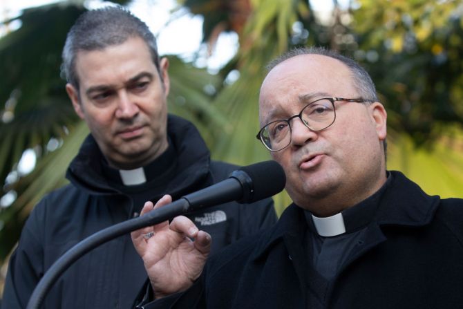 Điều tra viên hàng đầu về vấn nạn lạm dụng của Vatican, Đức Tổng Giám mục Charles Scicluna người Malta (bên phải) và đặc phái viên của Đức Thánh Cha Phanxicô, Đức Ông Jordi Bertomeu, trong một cuộc họp báo tại Tòa Khâm sứ ở Santiago, Chile, vào ngày 19 tháng 6 năm 2018 (Ảnh: Claudio Reyes/AFP qua Getty Images)