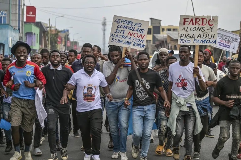 Cư dân của Goma, Cộng hòa Dân chủ Congo, biểu tình vào Thứ Tư, ngày 18 tháng 1 năm 2023, phản đối sự xuất hiện theo lịch trình của quân đội Nam Sudan chuẩn bị gia nhập lực lượng Kenya được triển khai để hỗ trợ quân đội Congo trong cuộc chiến chống lại phiến quân M23. Những người biểu tình đụng độ với cảnh sát, những người nói rằng cuộc biểu tình không được phép (Ảnh: Moses Sawasawa/AP)