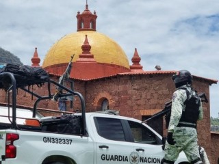 (Ảnh tư liệu) Một thành viên của quân đội Mexico đứng gác bên ngoài một Nhà thờ ở Urique, Mexico.