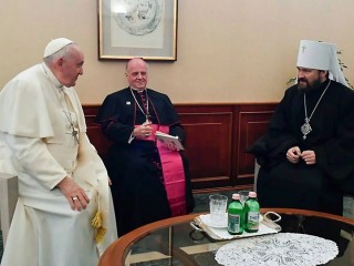 Trong bức ảnh này do Truyền thông Vatican cung cấp hôm thứ Bảy, ngày 29 tháng 4 năm 2023, Đức Thánh Cha Phanxicô gặp gỡ đại diện của Giáo hội Chính thống Nga tại Hungary, Đức Tổng Giám mục Hilarion tại Đại sứ quán của Tòa Thánh ở Budapest. Vatican cho biết cuộc gặp gỡ kéo dài 20 phút là cuộc trò chuyện “thân mật” (Ảnh: Truyền thông Vatican/ AP)