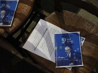 Tập sách Ngày Châu Âu, trong Thánh lễ được cử hành tại Nhà thờ Saint Etienne ở Metz (Pháp) vào năm 2010 nhân kỷ niệm 60 năm Tuyên bố Schuman (Ảnh: JEAN CHRISTOPHE VERHAEGEN/CIRIC)