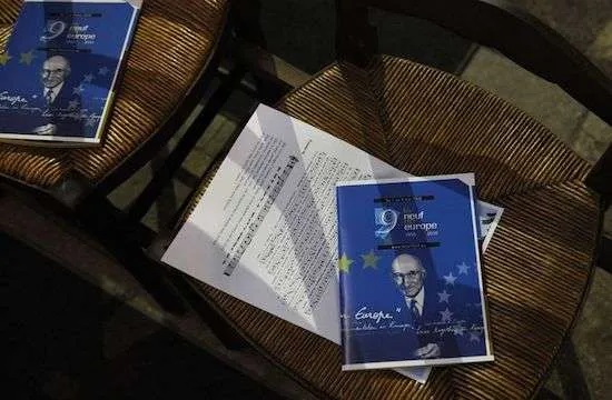 Tập sách Ngày Châu Âu, trong Thánh lễ được cử hành tại Nhà thờ Saint Etienne ở Metz (Pháp) vào năm 2010 nhân kỷ niệm 60 năm Tuyên bố Schuman (Ảnh: JEAN CHRISTOPHE VERHAEGEN/CIRIC)