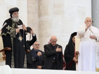 Đức Thánh Cha Phanxicô và người đứng đầu Giáo hội Chính thống giáo Coptic tại Alexandria, Đức Thượng phụ Tawadros II, ban phép lành trong buổi tiếp kiến chung tại Vatican hôm thứ Tư, ngày 10 tháng 5 năm 2023 (Ảnh: Daniel Ibanez)