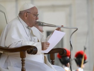 Đức Thánh Cha Phanxicô chia sẻ về lòng nhiệt thành tông đồ và mẫu gương của Thánh Anrê Kim Taegon trong buổi  tiếp kiến chung hàng tuần hôm thứ Tư, ngày 24 tháng 5 tại Quảng trường Thánh Phêrô (Ảnh: Truyền thông Vatican)