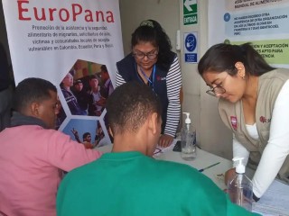 Người dân Venezuela ở Tacna, Peru, nhận thông tin từ các cộng tác viên của Caritas về các quyền của họ vào tháng 4 năm 2023 (Ảnh: EuroPana)