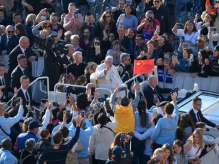 Những người hành hương vẫy cờ Trung Quốc trong buổi tiếp kiến chung với Đức Thánh Cha Phanxicô, ngày 12 tháng 10 năm 2022 (Ảnh: Truyền thông Vatican)