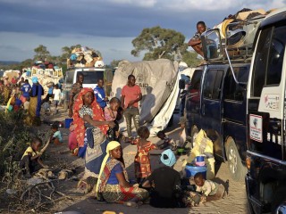 Bức ảnh không ghi ngày tháng này do Tổ chức Bắc sĩ không biên giới (MSF) cung cấp vào Thứ Năm, ngày 13 tháng 10 năm 2022 cho thấy những người phải di dời do xung đột ở tỉnh Cabo Delgado, Mozambique, bên cạnh một chiếc xe tải ở ngoại ô Mueda, Mozambique, đang chờ được chở đến Palma , một thị trấn ven biển đã bị tấn công vào đầu năm nay và nơi một số người đã dần quay trở lại. Chạy trốn khỏi các vụ chặt đầu, xả súng, hãm hiếp và bắt cóc, gần 1 triệu người đã phải di tản do cuộc nổi dậy của các phần tử Hồi giáo cực đoan ở miền bắc Mozambique (Ảnh: Igor Barbero/Bác sĩ không biên giới (MSF) qua AP)