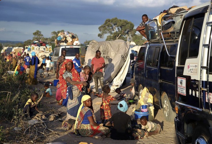 Bức ảnh không ghi ngày tháng này do Tổ chức Bắc sĩ không biên giới (MSF) cung cấp vào Thứ Năm, ngày 13 tháng 10 năm 2022 cho thấy những người phải di dời do xung đột ở tỉnh Cabo Delgado, Mozambique, bên cạnh một chiếc xe tải ở ngoại ô Mueda, Mozambique, đang chờ được chở đến Palma , một thị trấn ven biển đã bị tấn công vào đầu năm nay và nơi một số người đã dần quay trở lại. Chạy trốn khỏi các vụ chặt đầu, xả súng, hãm hiếp và bắt cóc, gần 1 triệu người đã phải di tản do cuộc nổi dậy của các phần tử Hồi giáo cực đoan ở miền bắc Mozambique (Ảnh: Igor Barbero/Bác sĩ không biên giới (MSF) qua AP)