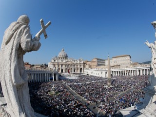 Đức Thánh Cha Phanxicô cử hành Thánh lễ tuyên phong Hiển Thánh cho 7 vị Thánh mới tại Quảng trường Thánh Phêrô ở Vatican ngày 14 tháng 10. Trong số các vị Thánh được tuyên phong có Thánh Phaolô VI và Thánh Oscar Romero (Ảnh: Paul Haring/CNS)