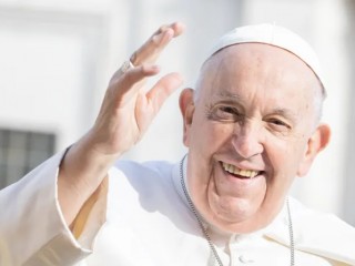 Đức Thánh Cha Phanxicô chào đón những người hành hương trong buổi tiếp kiến chung Thứ Tư tại Quảng trường Thánh Phêrô vào ngày 22 tháng 3 năm 2023 (Ảnh: Daniel Ibanez/CNA)