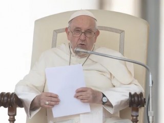 Đức Thánh Cha chia sẻ trong buổi tiếp kiến chung hôm thứ Tư, ngày 28 tháng 6, tại Quảng trường Thánh Phêrô (Ảnh: Daniel Ibanez/ CNA)