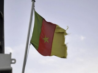 Lá cờ Cameroon tung bay trên một con tàu tại cảng ở Douala, Cameroon, vào ngày 10 tháng 4 năm 2022 (Ảnh: Grace Ekpu/AP)