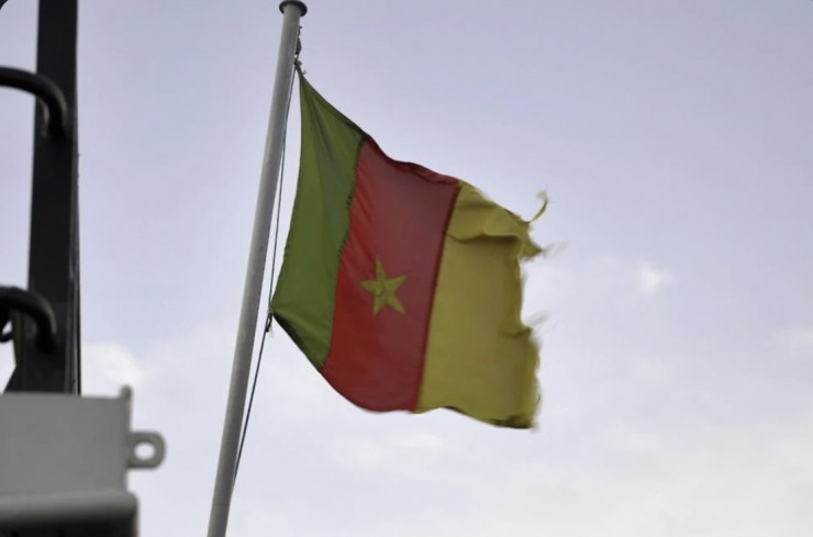Lá cờ Cameroon tung bay trên một con tàu tại cảng ở Douala, Cameroon, vào ngày 10 tháng 4 năm 2022 (Ảnh: Grace Ekpu/AP)