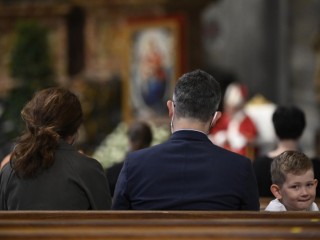 Một gia đình tham dự Thánh lễ.