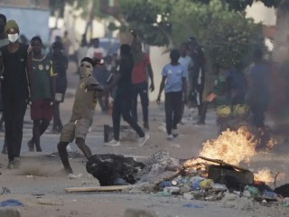 Một người biểu tình ném đá vào cảnh sát trong cuộc biểu tình tại một khu phố ở Dakar, Senegal, thứ Bảy, ngày 3 tháng 6 năm 2023. Các cuộc đụng độ lần đầu tiên nổ ra vào cuối tuần qua sau khi thủ lĩnh phe đối lập Ousmane Sonko bị kết tội làm lệch lạc thanh thiếu niên và bị kết án hai năm tù (Ảnh: Leo Correa/AP)