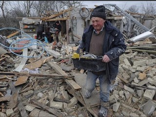 Vào ngày 10 tháng 3 năm 2023, dân làng dọn dẹp sau một vụ tấn công bằng tên lửa của Nga vào đêm hôm trước tại quận Zolochevsky thuộc vùng Lviv phía tây Ukraine, cách xa tiền tuyến (Ảnh: Mykola Tys/AP)