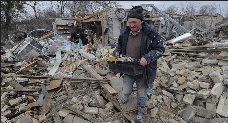 Vào ngày 10 tháng 3 năm 2023, dân làng dọn dẹp sau một vụ tấn công bằng tên lửa của Nga vào đêm hôm trước tại quận Zolochevsky thuộc vùng Lviv phía tây Ukraine, cách xa tiền tuyến (Ảnh: Mykola Tys/AP)