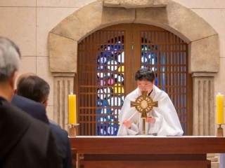 Một Linh mục chủ sự giờ Chầu Thánh Thể tại Nhà thờ JSA ở Paju của Hàn Quốc trong chuyến viếng thăm của các Giám mục đến nhà thờ này vào ngày 6 tháng 6 (Ảnh: Hội đồng Giám mục Công giáo Hàn Quốc)