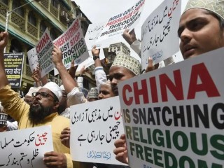 Các tín đồ Hồi giáo Pakistan phản đối cuộc đàn áp của Trung Quốc đối với người Hồi giáo Duy Ngô Nhĩ. Tổ chức từ thiện Giáo hoàng mang tên Viện trợ Giáo hội Đau khổ (ACN) đã báo cáo sự suy giảm liên tục về tự do tôn giáo trên thế giới (Ảnh: AFP)