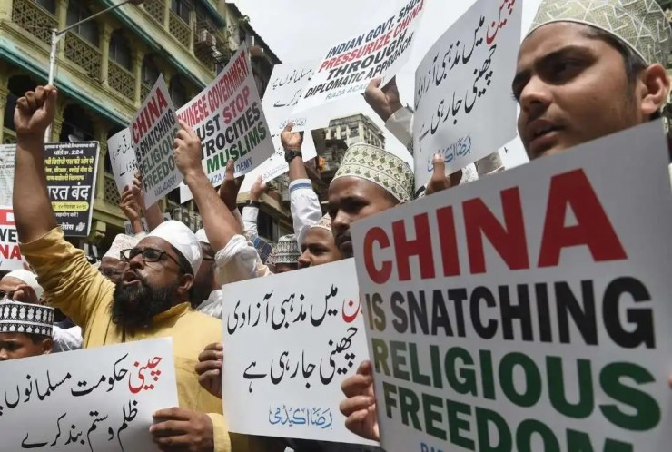 Các tín đồ Hồi giáo Pakistan phản đối cuộc đàn áp của Trung Quốc đối với người Hồi giáo Duy Ngô Nhĩ. Tổ chức từ thiện Giáo hoàng mang tên Viện trợ Giáo hội Đau khổ (ACN) đã báo cáo sự suy giảm liên tục về tự do tôn giáo trên thế giới (Ảnh: AFP)