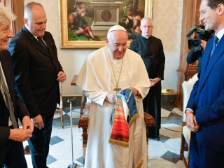 Đức Thánh Cha Phanxicô gặp gỡ các tham dự viên tham gia sự kiện Green&Blue Festival  (Ảnh: Truyền thông Vatican )