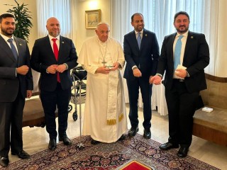 Đức Thánh Cha Phanxicô cùng với Thẩm phán Mohamed Abdelsalam và Đại sứ Majid Al-Suwaidi tại Vatican.