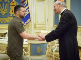 Vào ngày 6 tháng 6 năm 2023, Đặc phái viên của Đức Thánh Cha Phanxicô tại Ukraine, Đức Hồng y Matteo Zuppi đã kết thúc chuyến viếng thăm hai ngày “ngắn nhưng căng thẳng” tới Kyiv, trong đó có cuộc gặp gỡ Tổng thống Volodymyr Zelenskyy (Ảnh: ANSA)