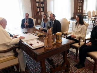 Đức Thánh Cha Phanxicô tiếp kiến phái đoàn từ nhóm Đảng Nhân dân Châu Âu tại Nghị viện Châu Âu vào tháng 3 năm 2022 (Ảnh: Truyền Thông Vatican)