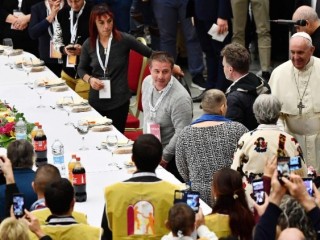 Đức Thánh Cha Phanxicô đến dùng bữa trưa với người nghèo ở Vatican nhân Ngày Thế giới Người nghèo năm 2019 (Ảnh: AFP)