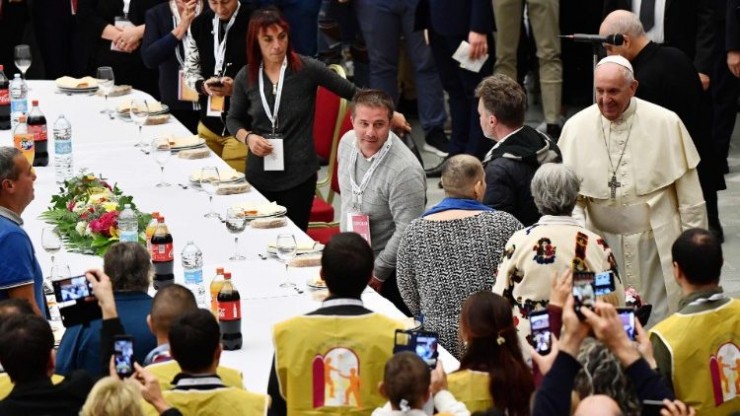 Đức Thánh Cha Phanxicô đến dùng bữa trưa với người nghèo ở Vatican nhân Ngày Thế giới Người nghèo năm 2019 (Ảnh: AFP)
