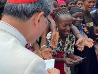 Đức Hồng Y Tagle tại Goma (Ảnh: Vatican News)