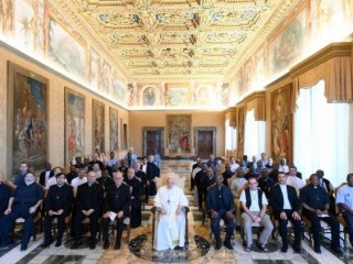 Đức Thánh Cha Phanxicô gặp gỡ các tu sĩ Dòng Đức Mẹ Lên Trời tại Vatican (Ảnh: Truyền thông)