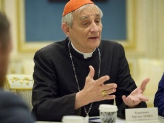 Đức Hồng Y Zuppi người Ý tham dự cuộc họp với Tổng thống Ukraine Zelensky ở Kiev (Ảnh: Vatican News)